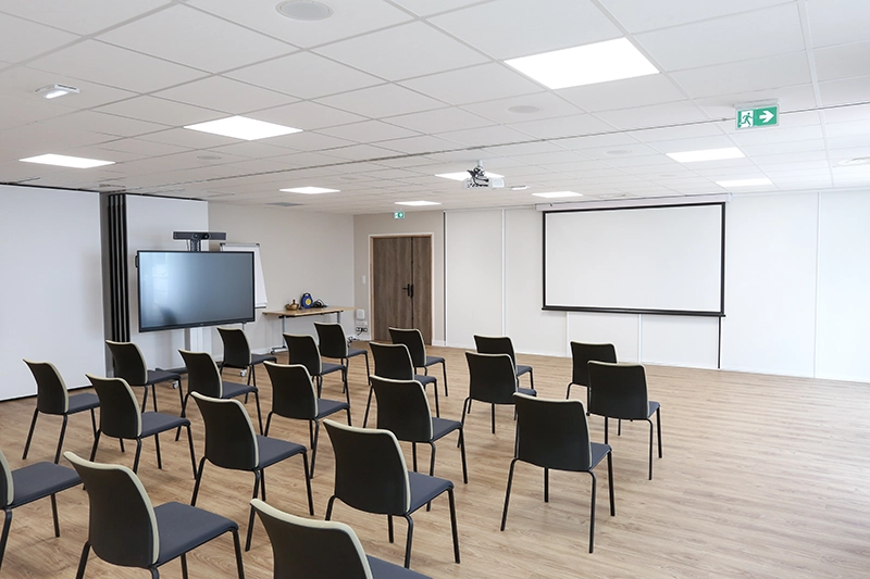 Salle de formation, tableau blanc, télévision