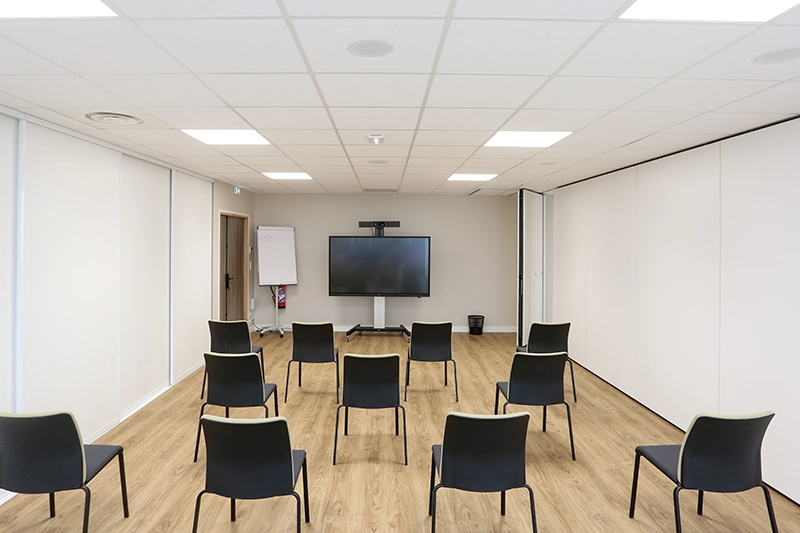 Salle de formation divisée en 2